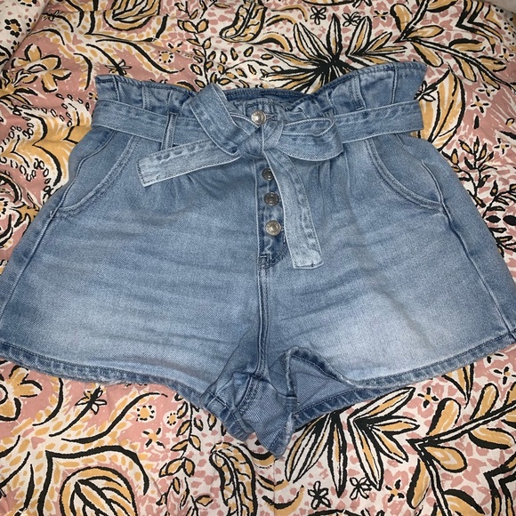 American Eagle Outfitters Pants - American Eagle mom shorts!